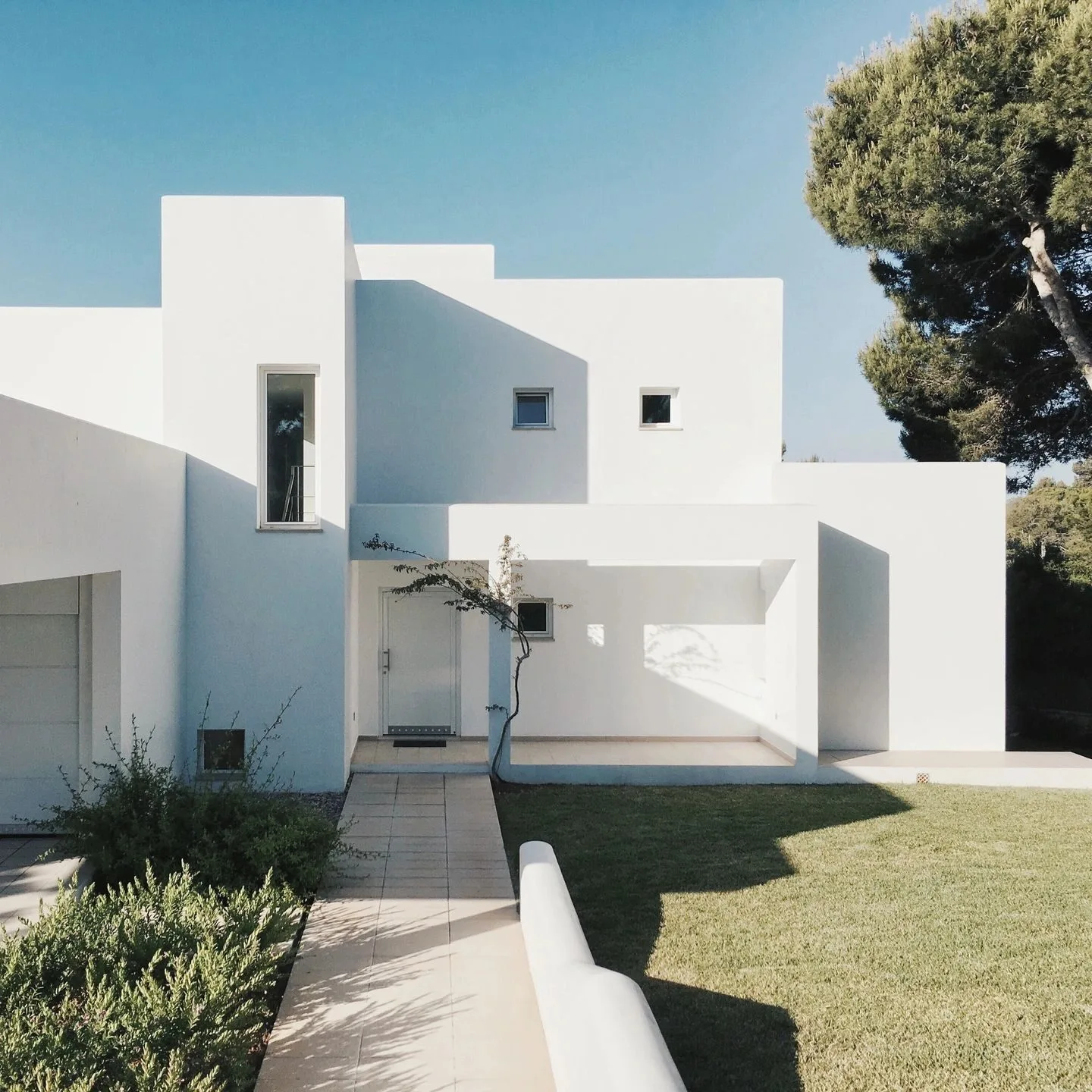 Modern Texas MUD home with white exterior and well-manicured lawn, symbolizing MUD district funding solutions and water di...